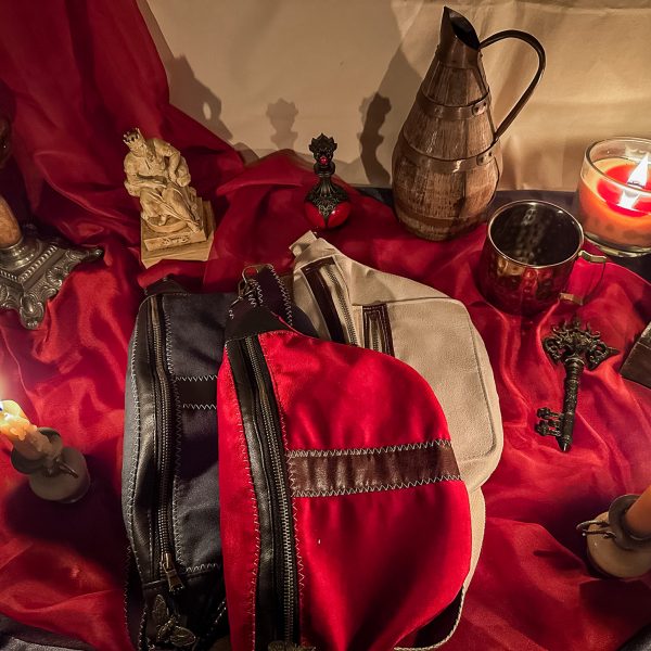 Trio de sacs bananes artisanaux en suédine et velours style médiéval fantastique sur décor alchimique
