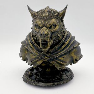 Buste de loup-garou en résine bronze hurleur de la lune noire vue de face sur fond blanc.
