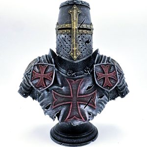 Buste de templier en armure et heaume avec croix pattée sur fond blanc.
