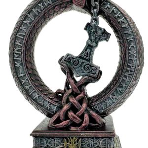 Sculpture en résine du marteau de Thor Mjölnir entouré du serpent Jörmungandr et de runes nordiques sur fond blanc.