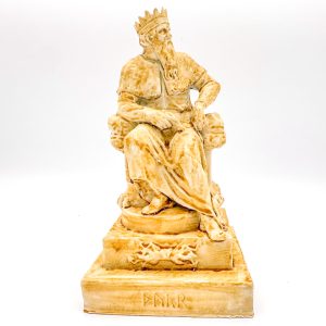 Statuette du dieu nordique Thunar Thor assis sur son trône avec inscription runique sur fond blanc.