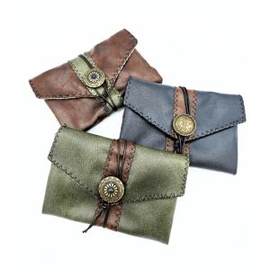 Étuis du compagnon artisanaux en simili-cuir déclinés en marron, vert et noir