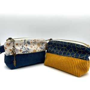 Pochette d'arcane à motif floral champêtre et velours bleu marine à côté du modèle géométrique et velours moutarde