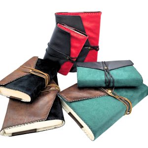 Protège-grimoires artisanaux en simili-cuir et suédine / velours déclinés en deux tailles et plusieurs couleurs