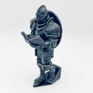 Serre-livres figurine chevalier d'acier lisant un grimoire sur fond blanc.