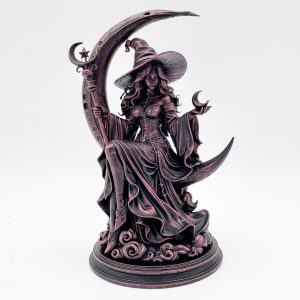 Statuette de sorcière assise sur un croissant de lune en résine finition cuivre antique.